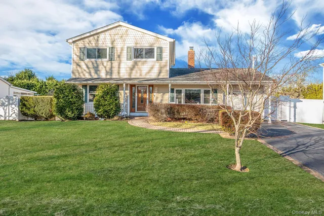 $739,000 | 14 Harp Lane, Sayville, NY 11782