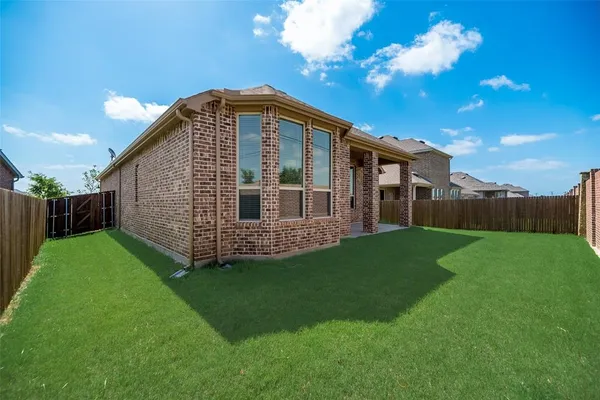 a view of a house with backyard