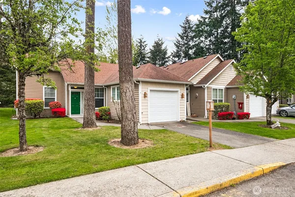 $5,400 | 24212 224th Avenue Southeast, Unit 4, Maple Valley, WA 98038