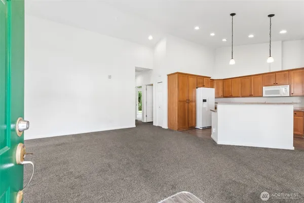 $5,400 | 24212 224th Avenue Southeast, Unit 4, Maple Valley, WA 98038