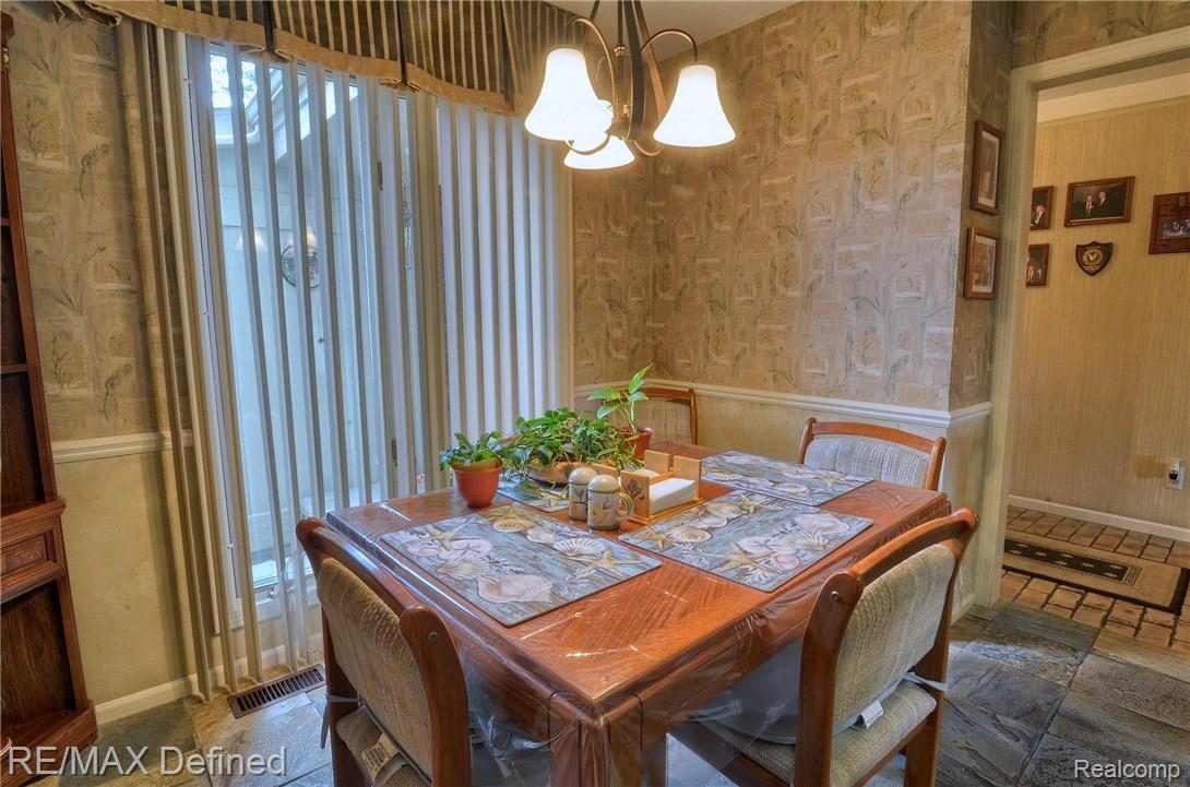 978 Golfview Court Rochester, MI 48307 - Photo 12 of 31 Breakfast_Nook.jpg
