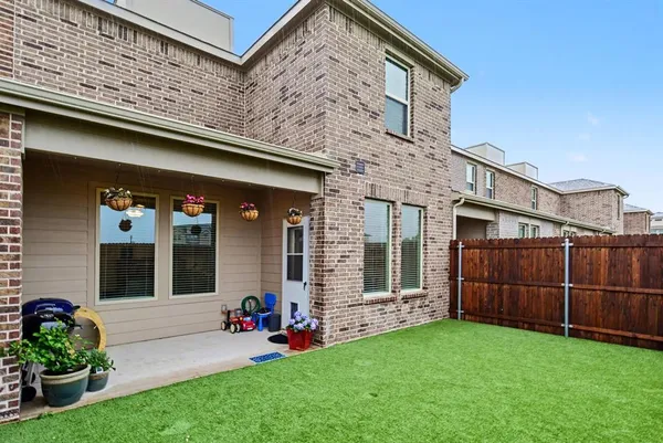 a view of front of a house with a yard