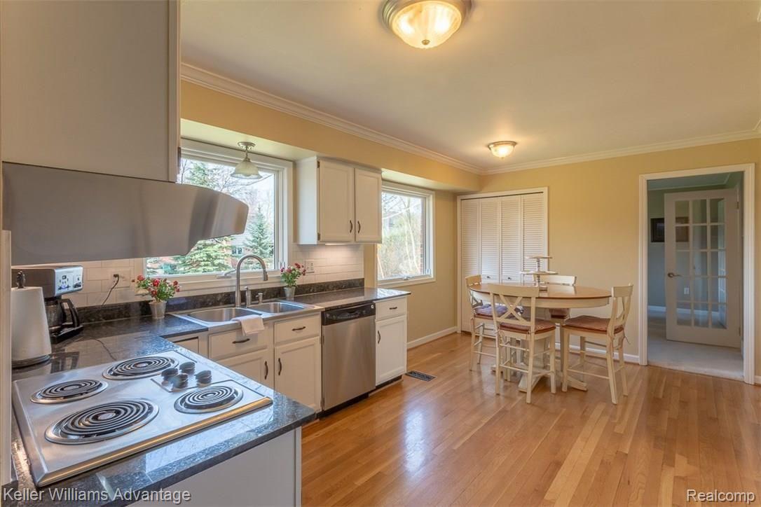 35966 Charter Crest Road Farmington, MI 48335 - Photo 17 of 69 Charter Crest_35966-Entry-KItchen-44.jpg