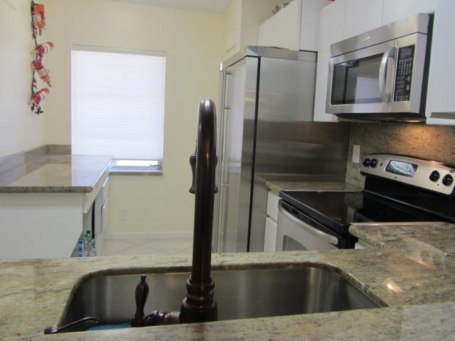 8942 Meadowlark Way Boca Raton, FL 33496 - Photo 3 of 15 KITCHEN
