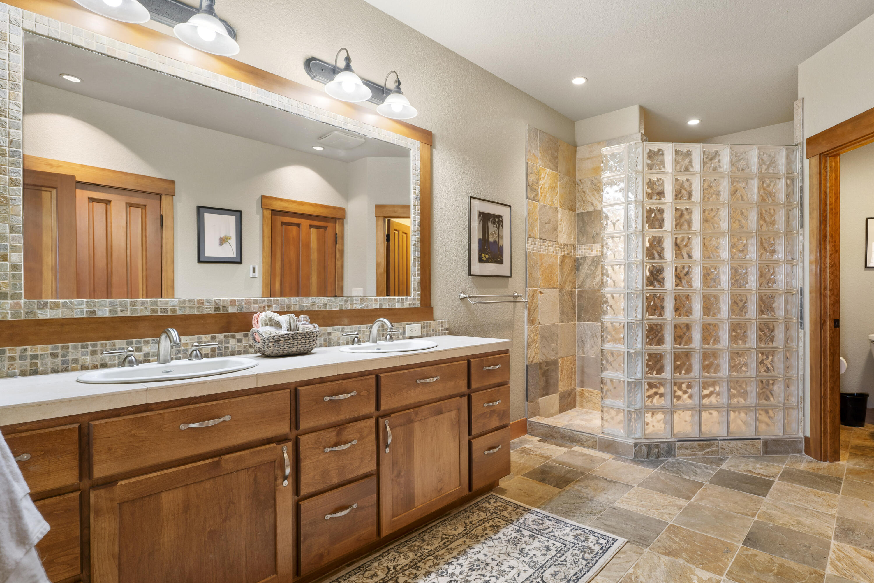 56902 River Road, Unit 6 Sunriver, OR 97707 - Photo 16 of 44 Primary Bathroom