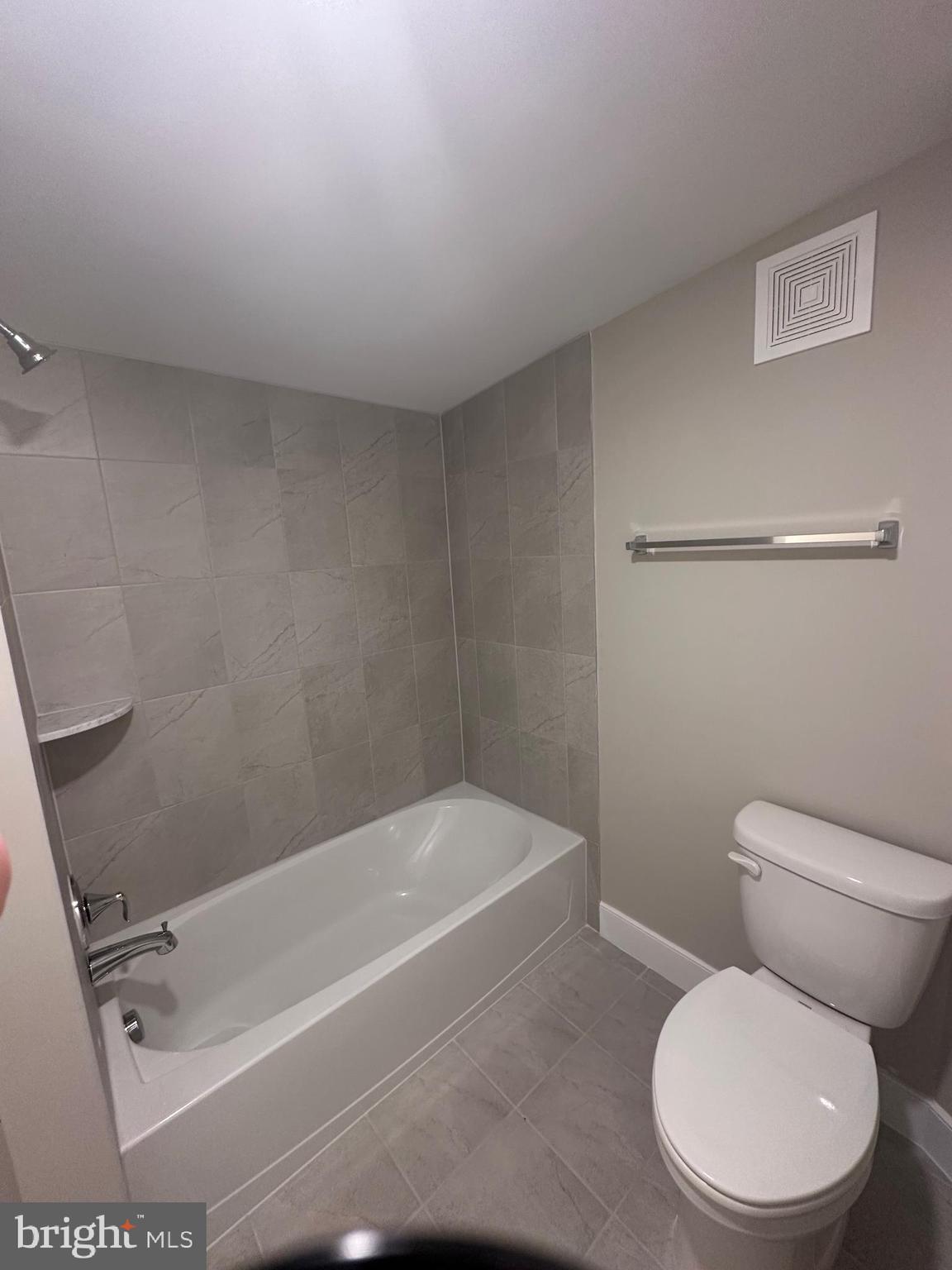 532 Pontiac Avenue Baltimore, MD 21225 - Photo 7 of 16 Bath