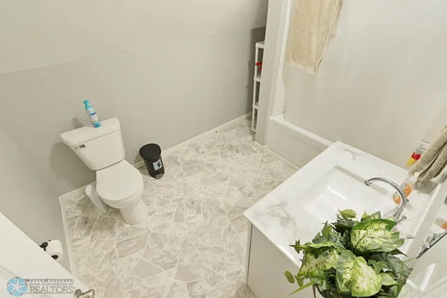 $289,000 | 611 9th Avenue North, Fargo, ND 58102