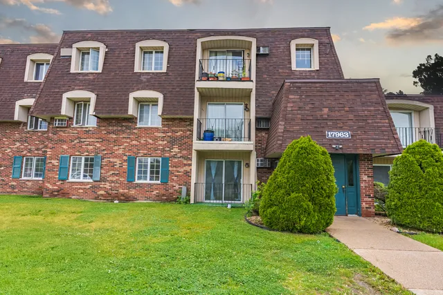 $79,900 | 17963 Amherst Court, Unit 102, Country Club Hills, IL 60478