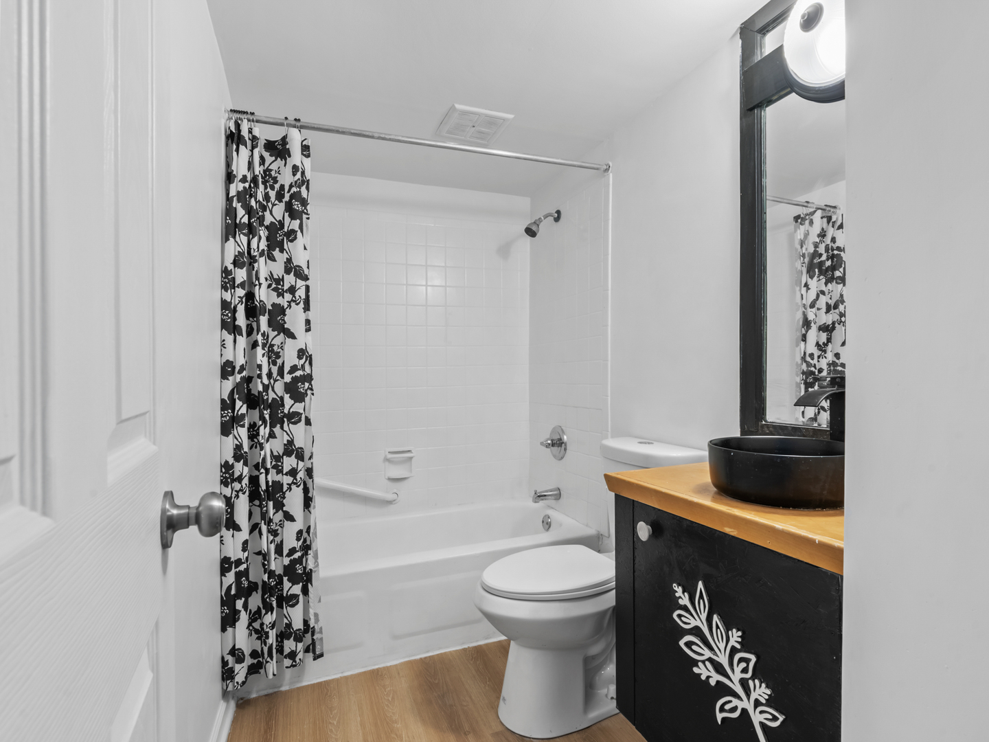 17963 Amherst Court, Unit 102 Country Club Hills, IL 60478 - Photo 6 of 11 a bathroom with a toilet a sink and a bathtub