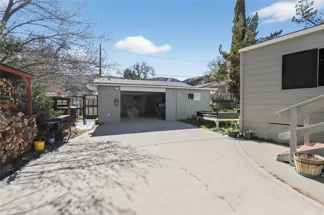 a view of a backyard