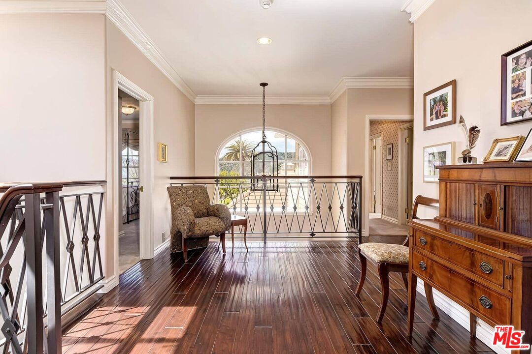 2286 Canyonback Road Los Angeles, CA 90049 - Photo 19 of 40 a view of a livingroom with wooden floor and furniture