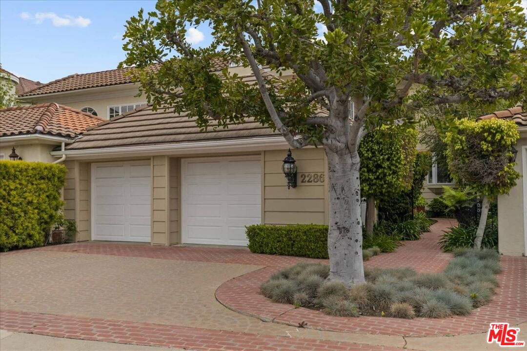 2286 Canyonback Road Los Angeles, CA 90049 - Photo 31 of 40 front view of a house
