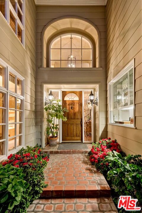 2286 Canyonback Road Los Angeles, CA 90049 - Photo 5 of 40 a front view of a house