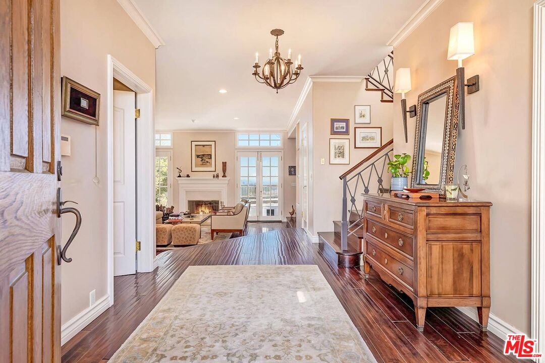 2286 Canyonback Road Los Angeles, CA 90049 - Photo 6 of 40 a very nice looking room with windows