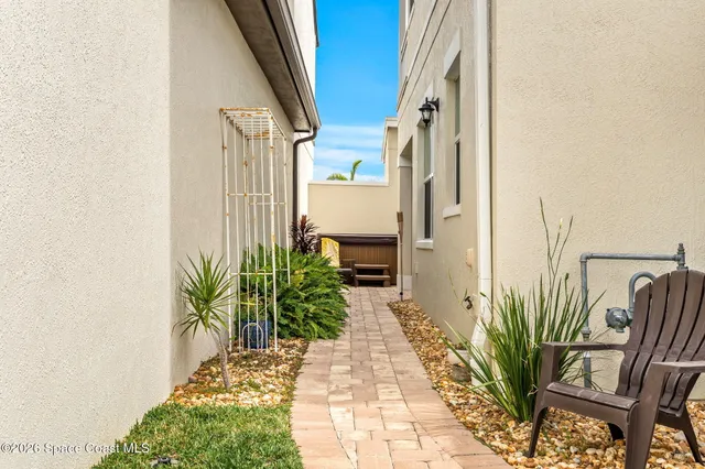 a view of backyard of the house