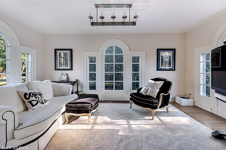 480 Sheridan Road Winnetka, IL 60093 - Photo 12 of 29 a living room with furniture gym equipment and a large window