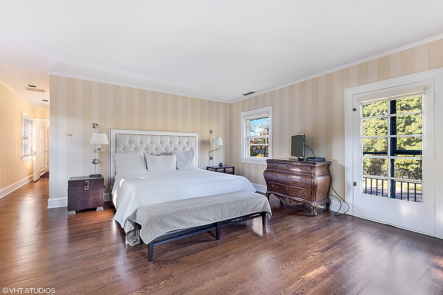 480 Sheridan Road Winnetka, IL 60093 - Photo 16 of 29 a bedroom with a bed and wooden floor