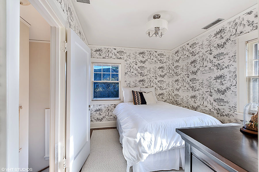 480 Sheridan Road Winnetka, IL 60093 - Photo 18 of 29 a view of a livingroom and a bedroom with furniture