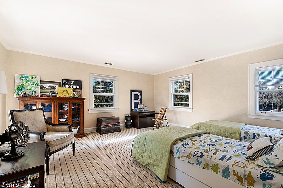 480 Sheridan Road Winnetka, IL 60093 - Photo 19 of 29 a bedroom with a bed and wooden floor