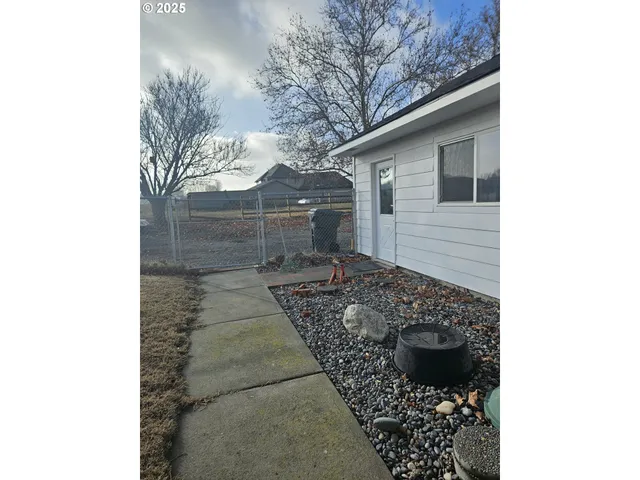 a view of back yard of the house