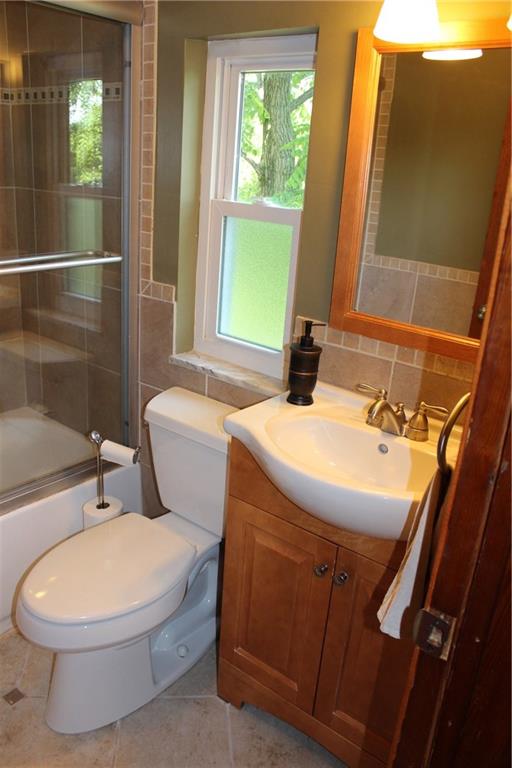422 Dailey Road Brentwood, PA 15227 - Photo 10 of 22 Updated full bath upstairs. Beautiful finish work.