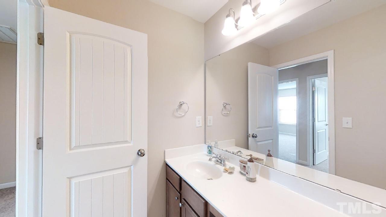 504 Smith Ridge Way Fuquay-Varina, NC 27526 - Photo 14 of 20 Full bathroom upstairs