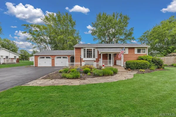 $429,900 | 6758 East High Street, Lockport Town, NY 14094