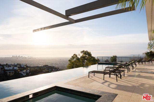 a view of houses with sky view