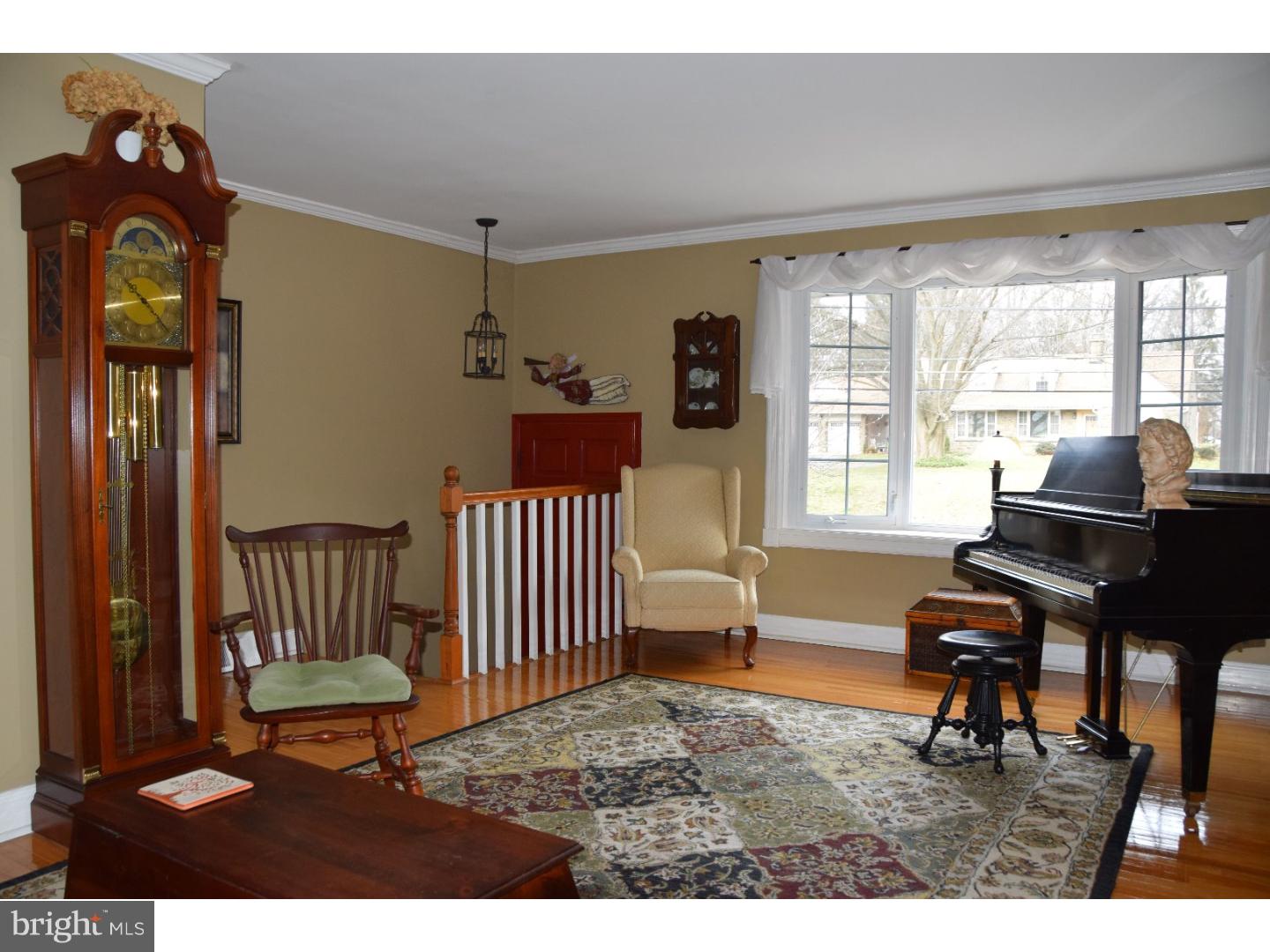 13415 Worthington Road Philadelphia, PA 19116 - Photo 3 of 21 Living Room