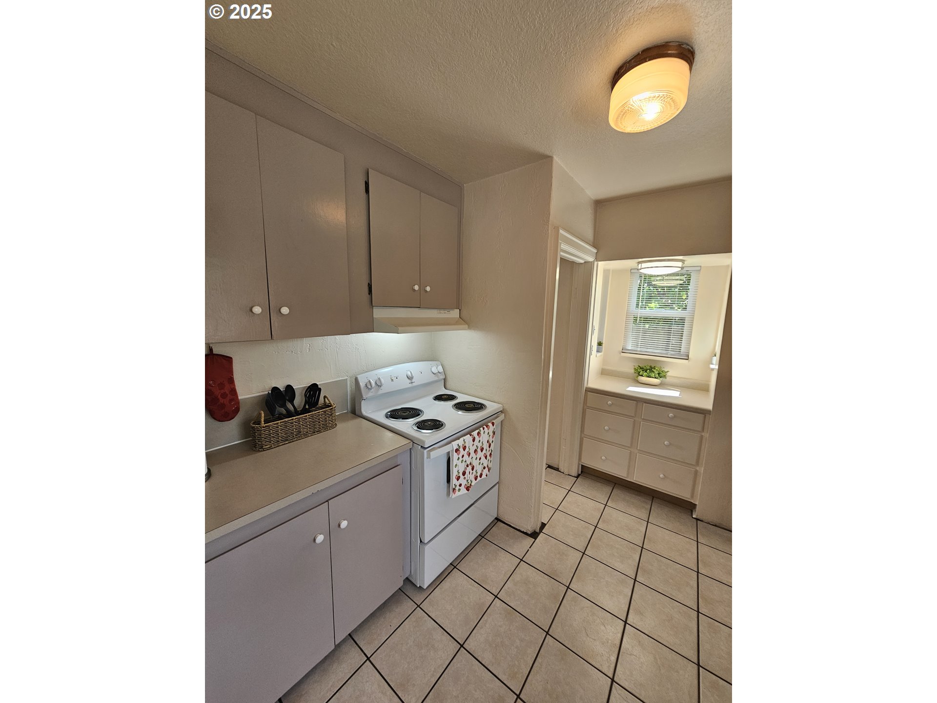 1760 West Broadway Eugene, OR 97402 - Photo 11 of 40 a kitchen with a stove and a refrigerator
