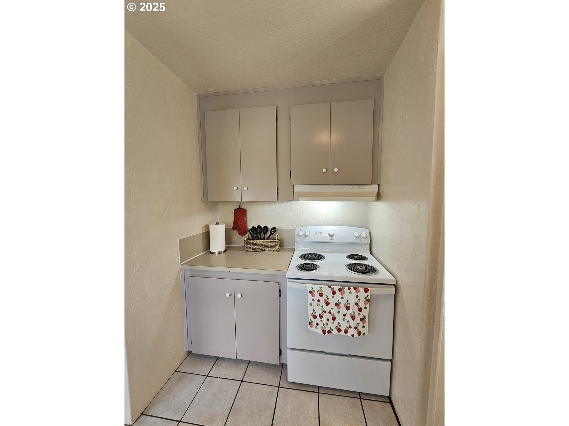 1760 West Broadway Eugene, OR 97402 - Photo 12 of 40 a kitchen with granite countertop a sink stove and cabinets