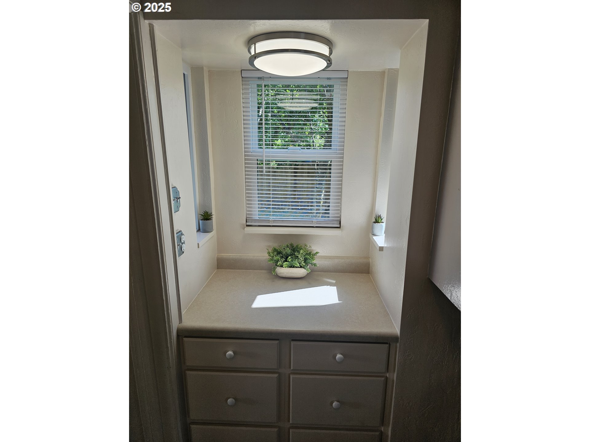 1760 West Broadway Eugene, OR 97402 - Photo 13 of 40 a bathroom with a sink and a mirror