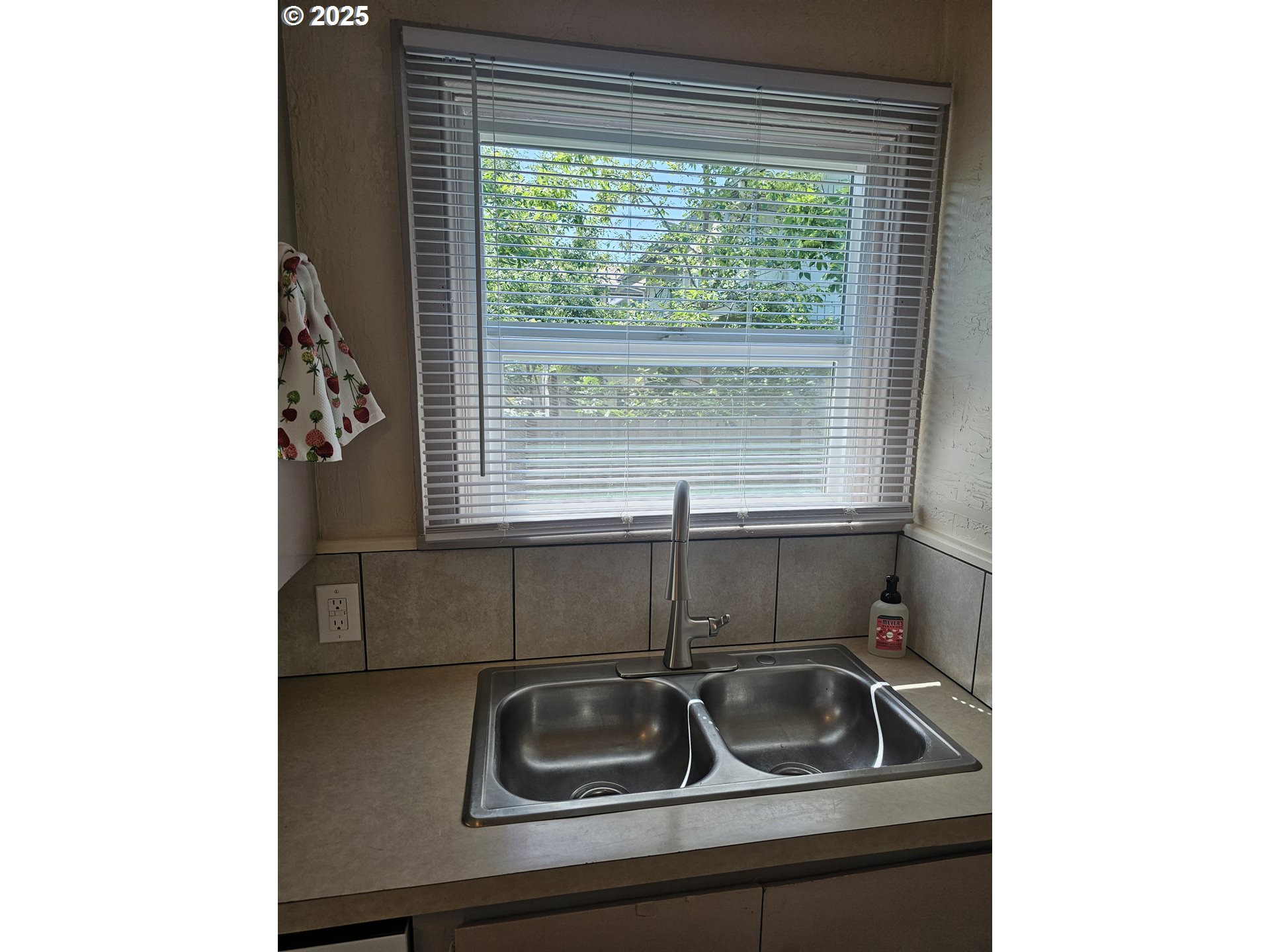1760 West Broadway Eugene, OR 97402 - Photo 15 of 40 a kitchen with a sink and a window