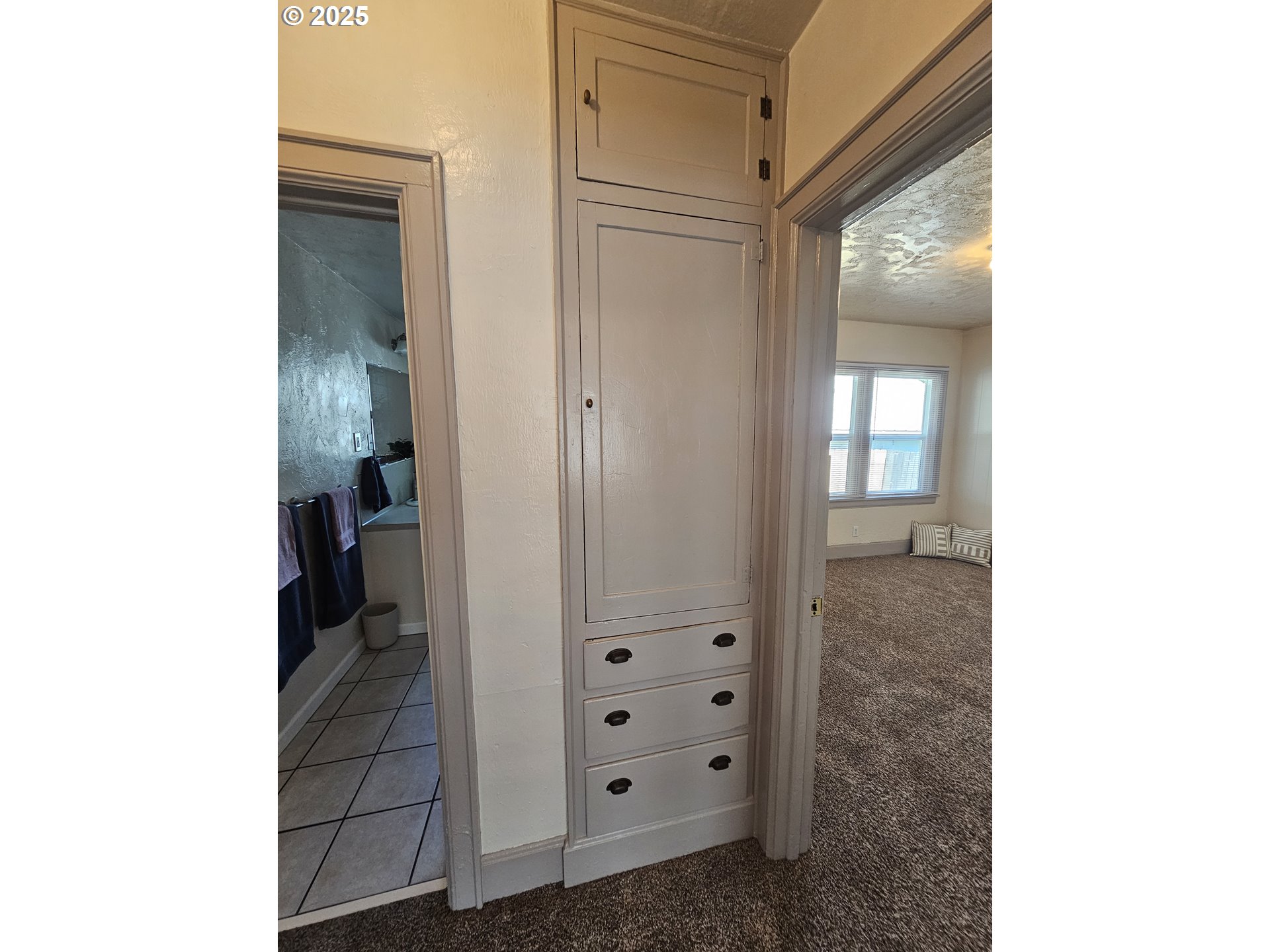 1760 West Broadway Eugene, OR 97402 - Photo 17 of 40 a view of a hallway