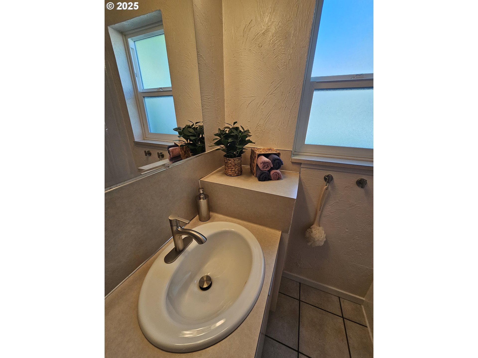 1760 West Broadway Eugene, OR 97402 - Photo 19 of 40 a bathroom with a sink and a mirror