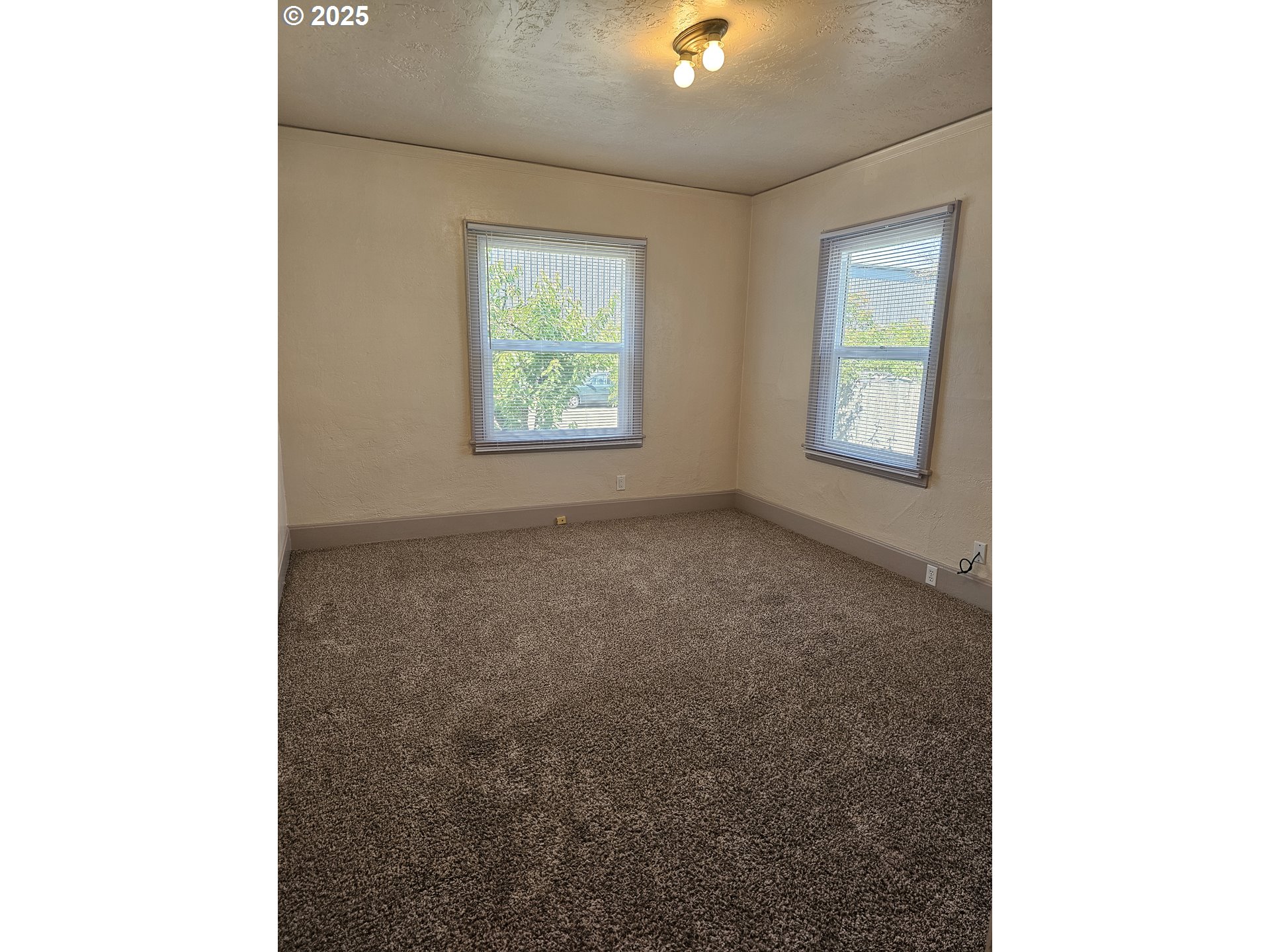 1760 West Broadway Eugene, OR 97402 - Photo 20 of 40 a view of an empty room with a window