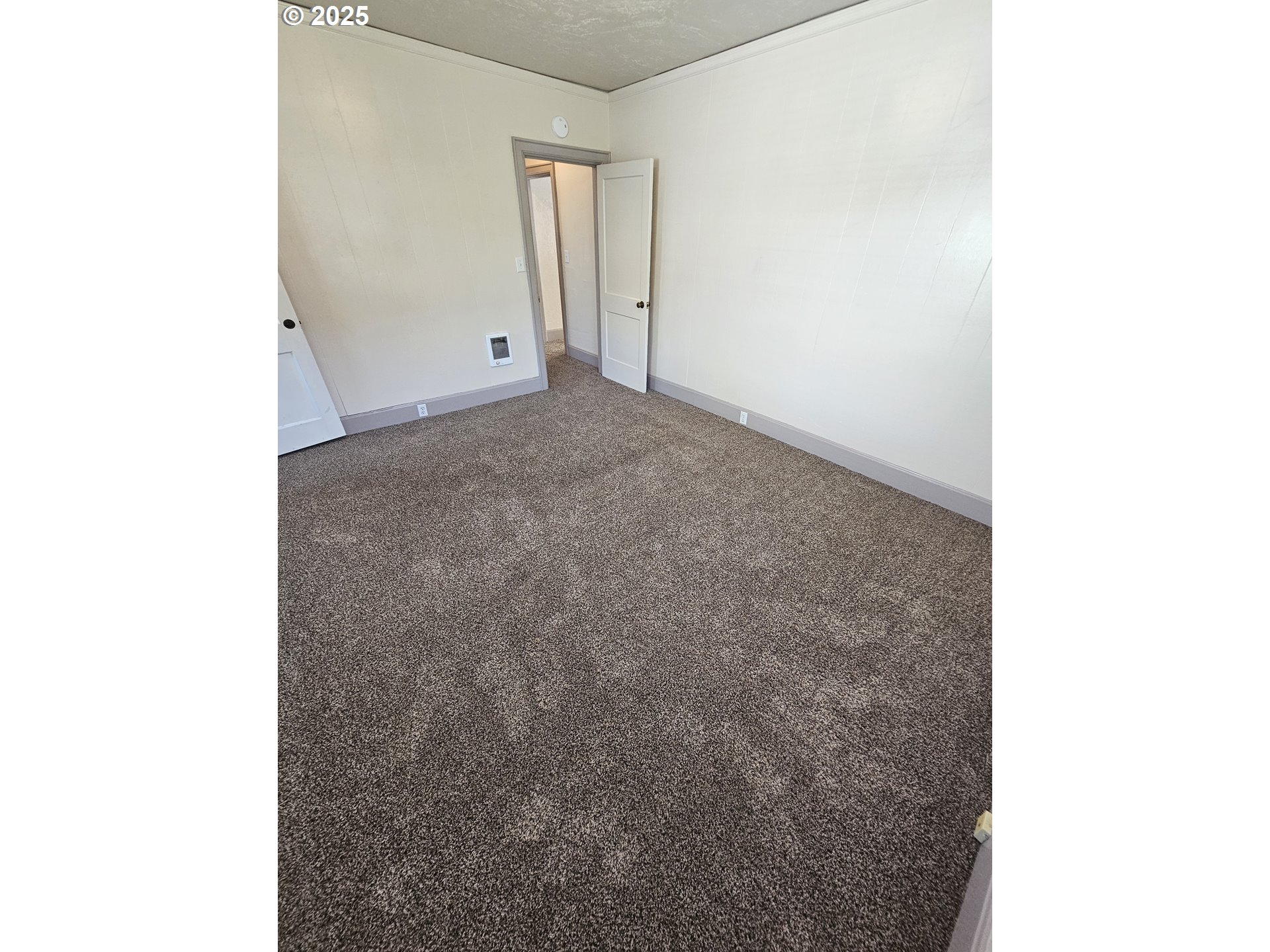 1760 West Broadway Eugene, OR 97402 - Photo 21 of 40 a view of an empty room and window