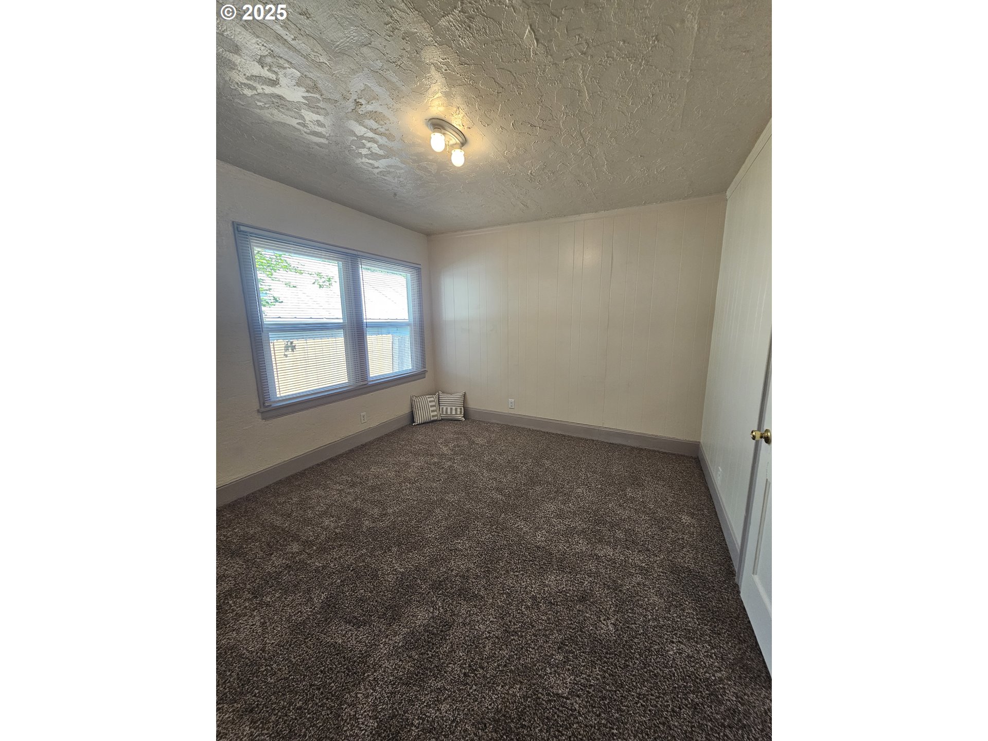 1760 West Broadway Eugene, OR 97402 - Photo 22 of 40 a view of room and window