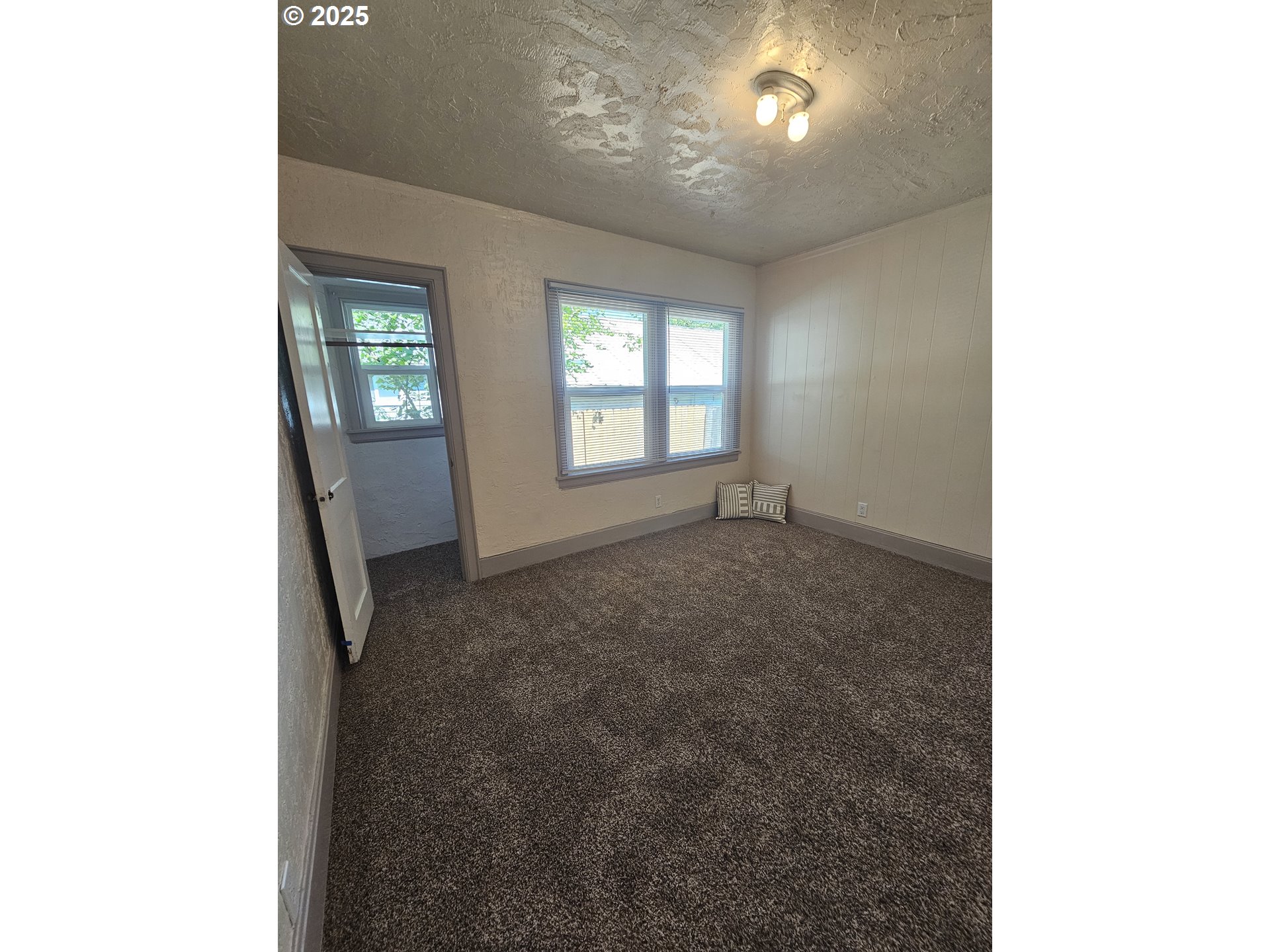 1760 West Broadway Eugene, OR 97402 - Photo 23 of 40 a view of an empty room with a window