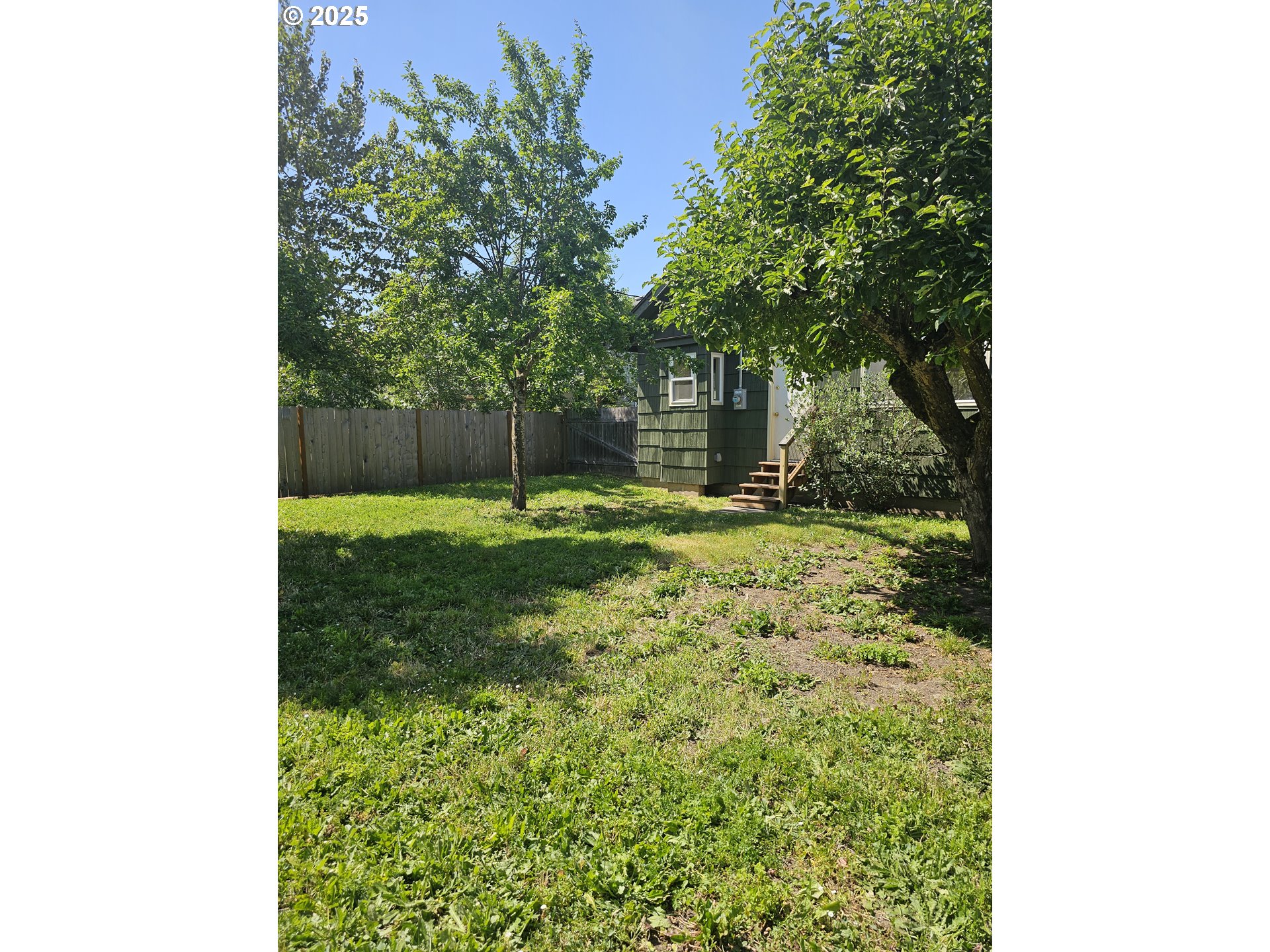 1760 West Broadway Eugene, OR 97402 - Photo 36 of 40 a backyard of a house with lots of green space
