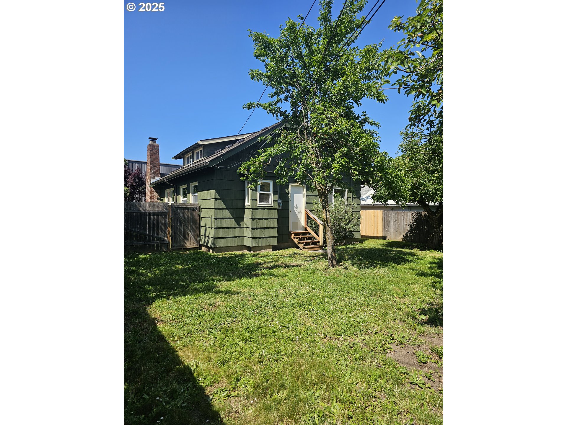 1760 West Broadway Eugene, OR 97402 - Photo 38 of 40 a backyard of a house with lots of green space