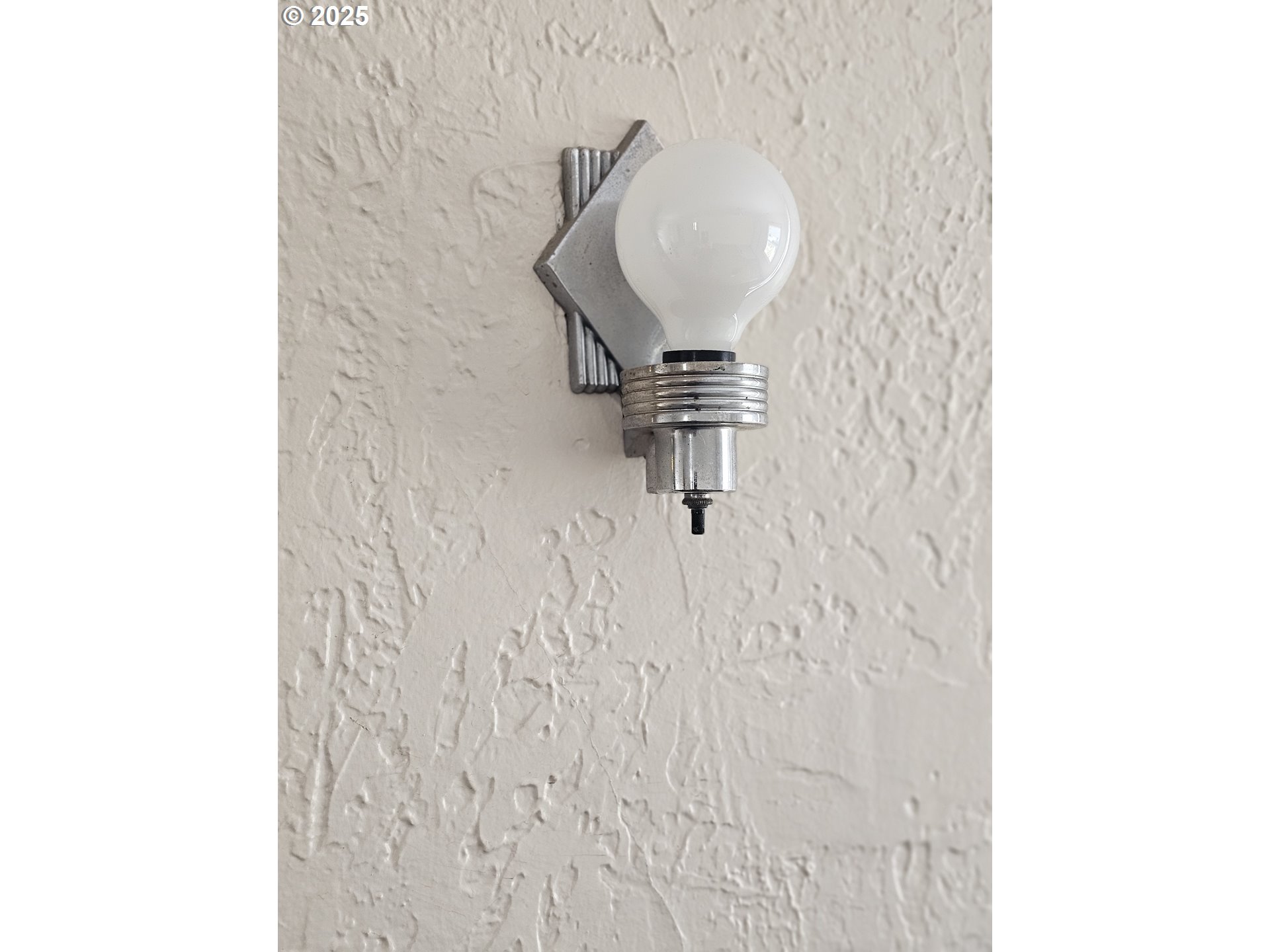 1760 West Broadway Eugene, OR 97402 - Photo 7 of 40 a bathroom with a sink and mirror