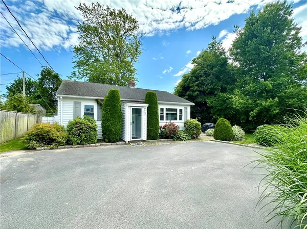 $2,450 | 101 Briarwood Avenue, Unit B, Middletown, RI 02842