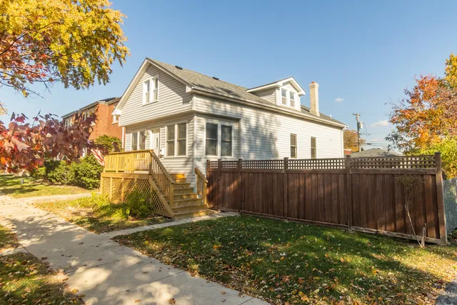 a view of a house with a backyard