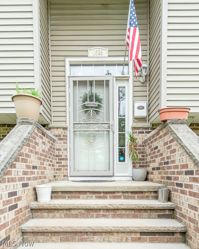 1609 Ivydale Road Cleveland, OH 44118 - Photo 4 of 32