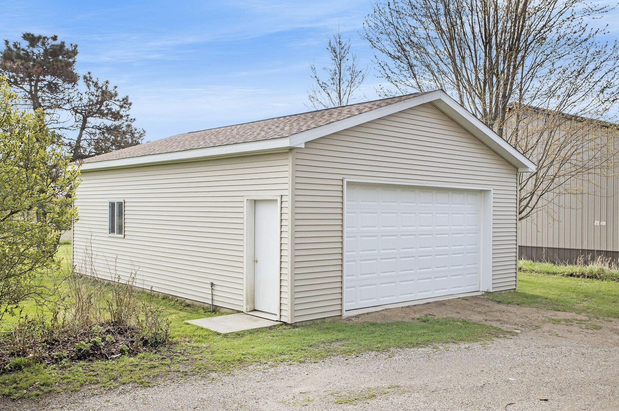 4371 South Ainger Road Charlotte, MI 48813 - Photo 14 of 15 WELCOME HOME TO 4371 S AINGER!