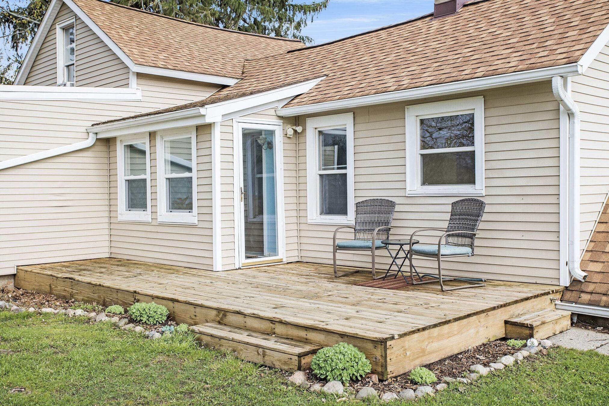4371 South Ainger Road Charlotte, MI 48813 - Photo 3 of 15 REAR ENTRANCE TO HOME