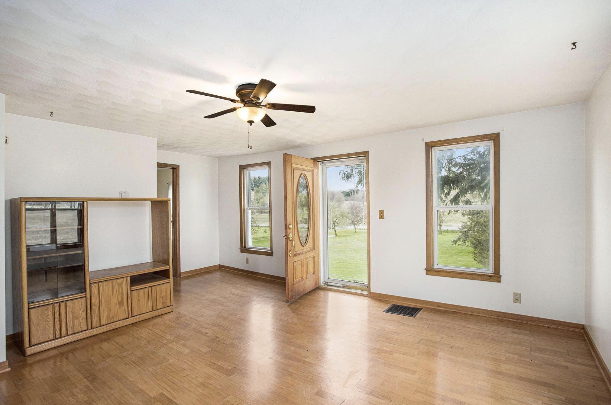 4371 South Ainger Road Charlotte, MI 48813 - Photo 9 of 15 LIVING ROOM (KITCHEN VIEW)