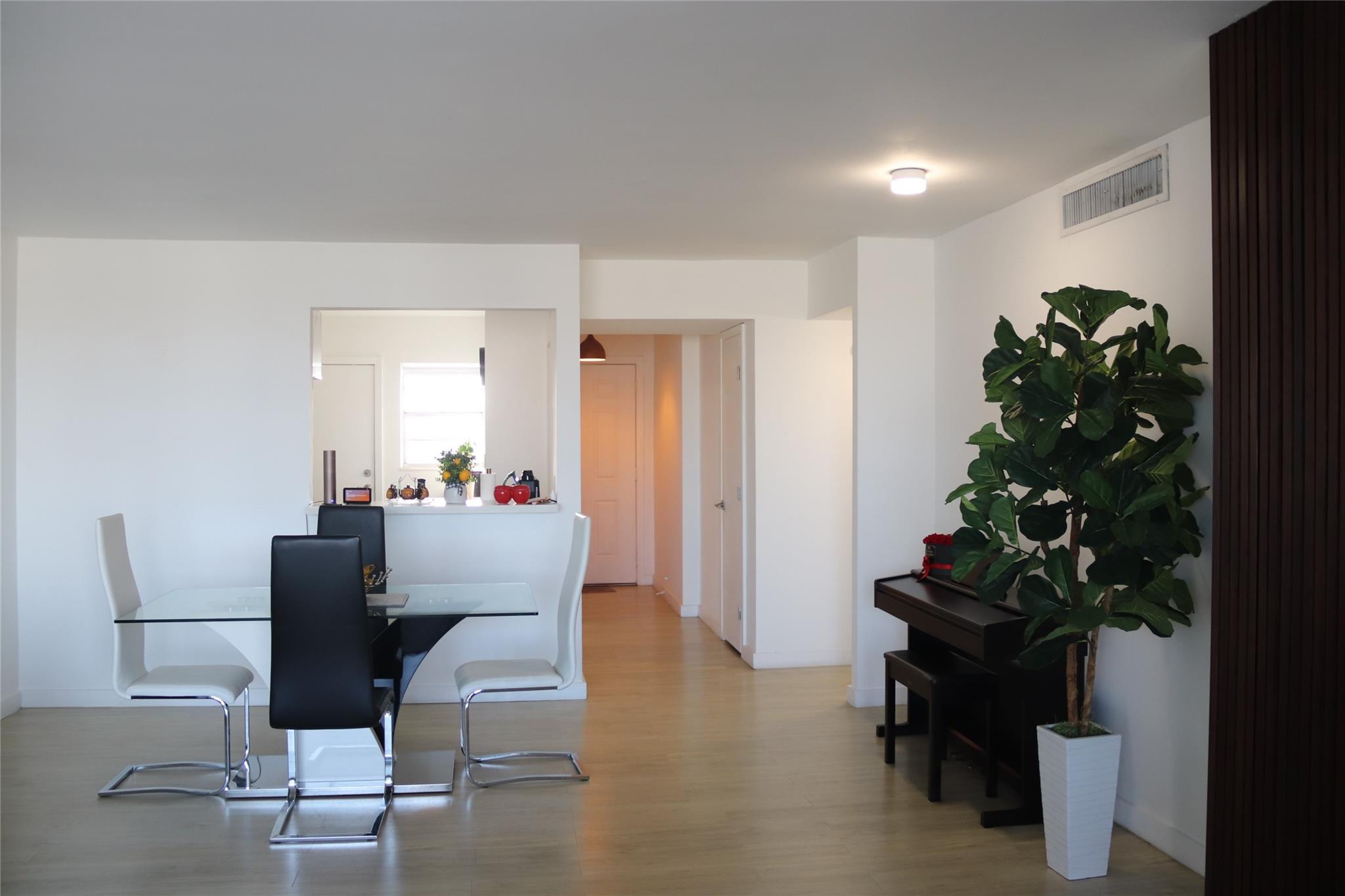 1770 Northeast 191st Street, Unit 816 Miami, FL 33179 - Photo 9 of 33 a living room with furniture and a potted plant