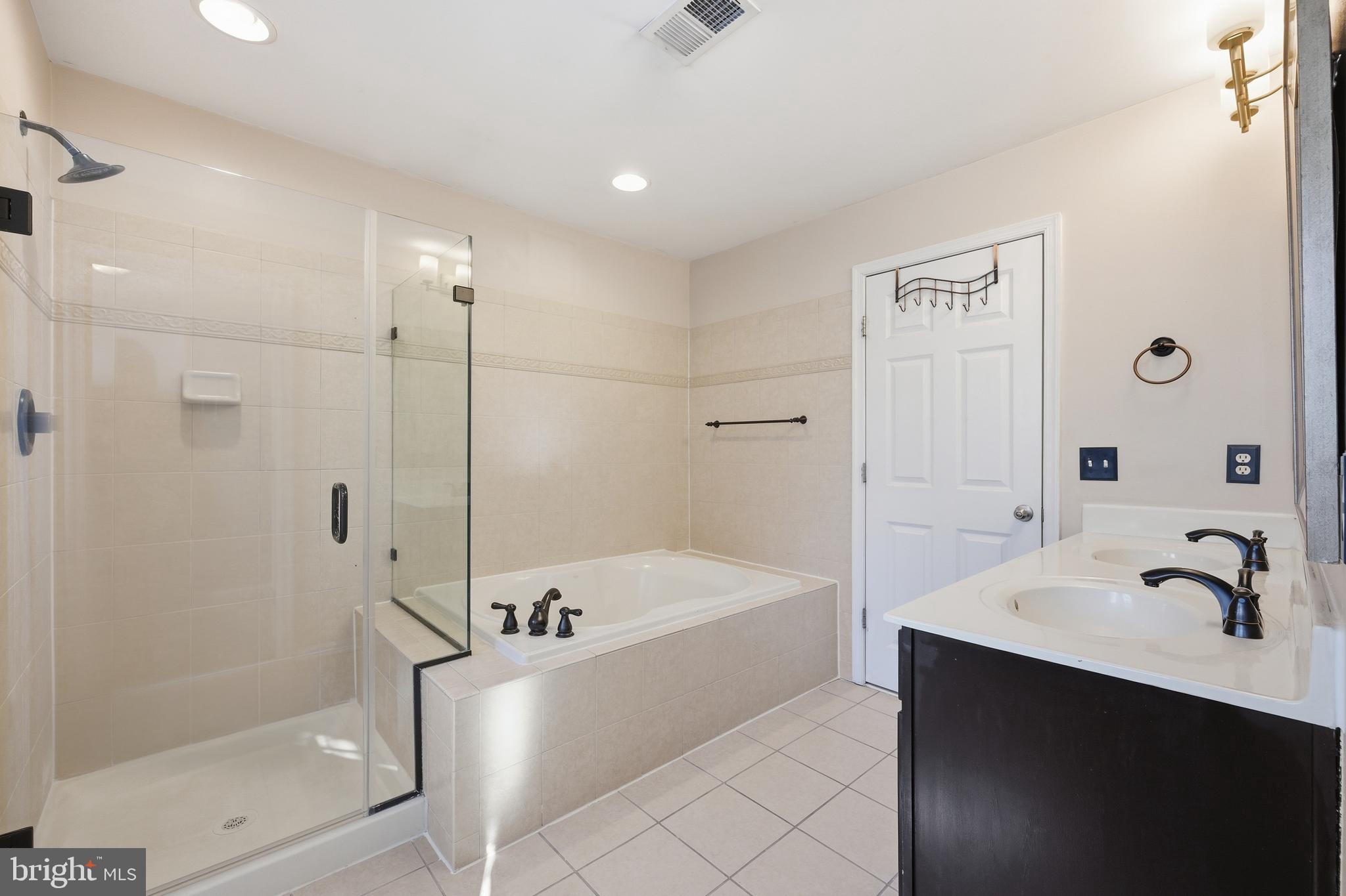 18733 Falling River Drive Gaithersburg, MD 20879 - Photo 17 of 34 a bathroom with a bathtub and a sink